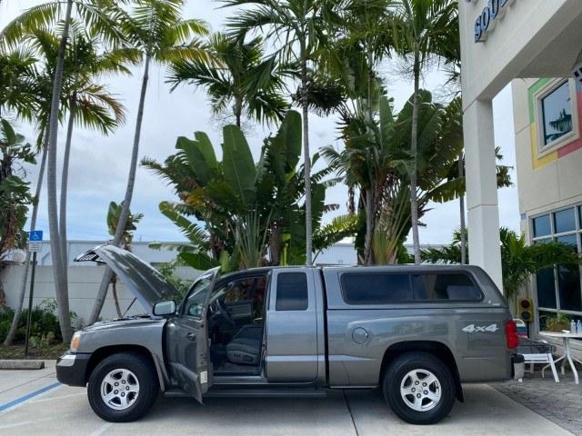 2005 Mineral Gray Metallic /Med Slate Gray Dodge Dakota SLT LOW MILES 70,362 4WD (1D7HW42K55S) with an 3.7L V6 Magnum Engine engine, Automatic transmission, located at 4701 North Dixie Hwy, Pompano Beach, FL, 33064, (954) 422-2889, 26.240938, -80.123474 - OUR WEBPAGE FLORIDACARS1.COM HAS OVER 100 PHOTOS AND FREE CARFAX LINK 2005 Dodge Dakota SLT Club Cab Pickup 3.7L V6 F Gasoline 20 MPG Rear Wheel Drive w/ 4X4 Features 4WD/AWD ABS Brakes Air Conditioning Alloy Wheels AM/FM Stereo Automatic Transmission Bed Cover Bed Liner CD Audio Cloth Seats Cruise- Photo#8