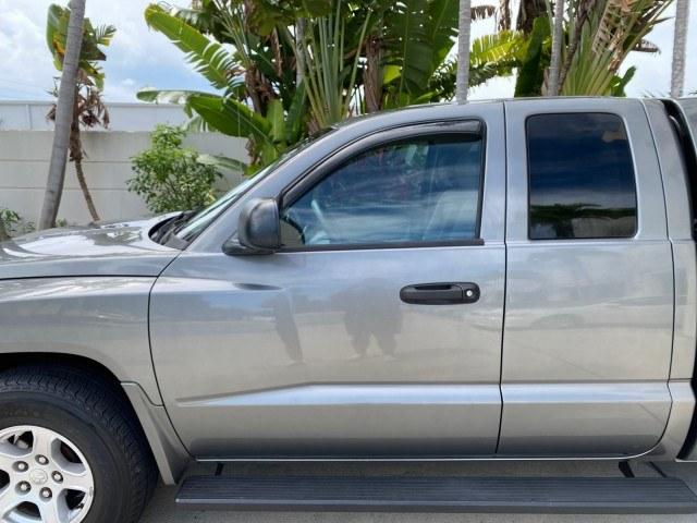 2005 Mineral Gray Metallic /Med Slate Gray Dodge Dakota SLT LOW MILES 70,362 4WD (1D7HW42K55S) with an 3.7L V6 Magnum Engine engine, Automatic transmission, located at 4701 North Dixie Hwy, Pompano Beach, FL, 33064, (954) 422-2889, 26.240938, -80.123474 - OUR WEBPAGE FLORIDACARS1.COM HAS OVER 100 PHOTOS AND FREE CARFAX LINK 2005 Dodge Dakota SLT Club Cab Pickup 3.7L V6 F Gasoline 20 MPG Rear Wheel Drive w/ 4X4 Features 4WD/AWD ABS Brakes Air Conditioning Alloy Wheels AM/FM Stereo Automatic Transmission Bed Cover Bed Liner CD Audio Cloth Seats Cruise- Photo#37