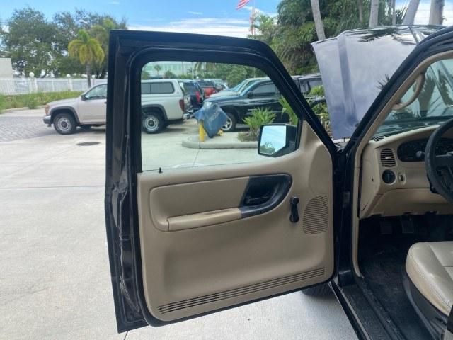 2007 Black /Med Pebble Tan Ford Ranger STX LOW MILES 61,096 1 OWNER (1FTYR10D87P) with an 2.3L DOHC 16-Valve I4 Engine engine, Manual transmission, located at 4701 North Dixie Hwy, Pompano Beach, FL, 33064, (954) 422-2889, 26.240938, -80.123474 - OUR WEBPAGE FLORIDACARS1.COM HAS OVER 100 PHOTOS AND FREE CARFAX LINK 2007 Ford Ranger STX 1 OWNER Pickup 2.3L 4 F Gasoline Rear Wheel Drive Features ABS Brakes Air Conditioning AM/FM Stereo CD Audio Manual Transmission Vinyl Seats 2007 Ford Ranger STX with only 61,092 miles, 1 owner, and a manual t- Photo#9