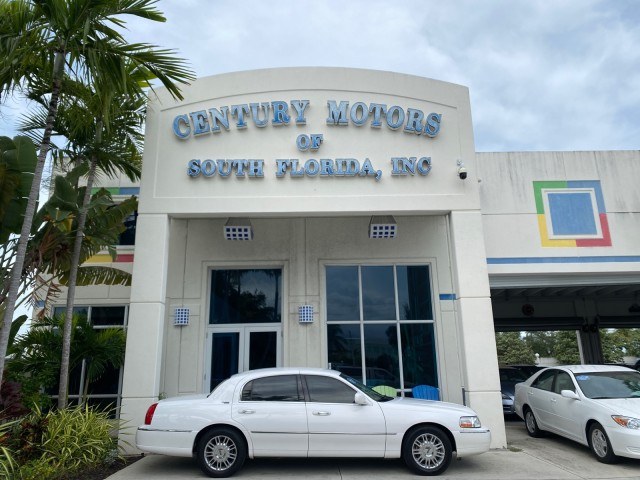 photo of 2010 Lincoln Town Car Signature Limited LOW MILES 47,515