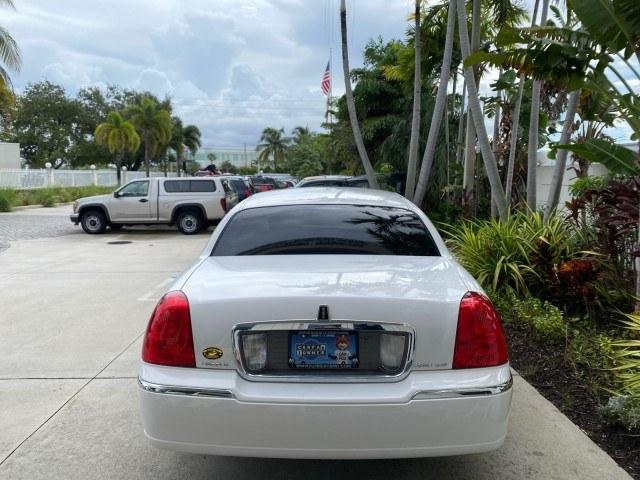 2010 Vibrant White /Light Camel Lincoln Town Car Signature Limited LOW MILES 47,515 (2LNBL8CV3AX) with an 4.6L SOHC EFI V8 FFV Engine engine, Automatic transmission, located at 4701 North Dixie Hwy, Pompano Beach, FL, 33064, (954) 422-2889, 26.240938, -80.123474 - OUR WEBPAGE FLORIDACARS1.COM HAS OVER 100 PHOTOS AND FREE CARFAX LINK 2010 Lincoln Town Car Signature Limited Sedan 4 DR 4.6L V8 F SOHC 16V Flex Fuel 24 MPG Rear Wheel Drive Features ABS Brakes Air Conditioning Alloy Wheels AM/FM Stereo Automatic Transmission CD Audio Cruise Control Flex Fuel Vehicl- Photo#6