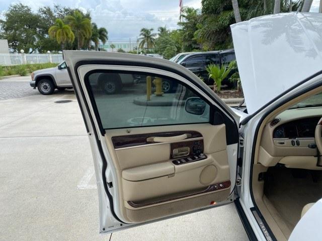 2010 Vibrant White /Light Camel Lincoln Town Car Signature Limited LOW MILES 47,515 (2LNBL8CV3AX) with an 4.6L SOHC EFI V8 FFV Engine engine, Automatic transmission, located at 4701 North Dixie Hwy, Pompano Beach, FL, 33064, (954) 422-2889, 26.240938, -80.123474 - OUR WEBPAGE FLORIDACARS1.COM HAS OVER 100 PHOTOS AND FREE CARFAX LINK 2010 Lincoln Town Car Signature Limited Sedan 4 DR 4.6L V8 F SOHC 16V Flex Fuel 24 MPG Rear Wheel Drive Features ABS Brakes Air Conditioning Alloy Wheels AM/FM Stereo Automatic Transmission CD Audio Cruise Control Flex Fuel Vehicl- Photo#9