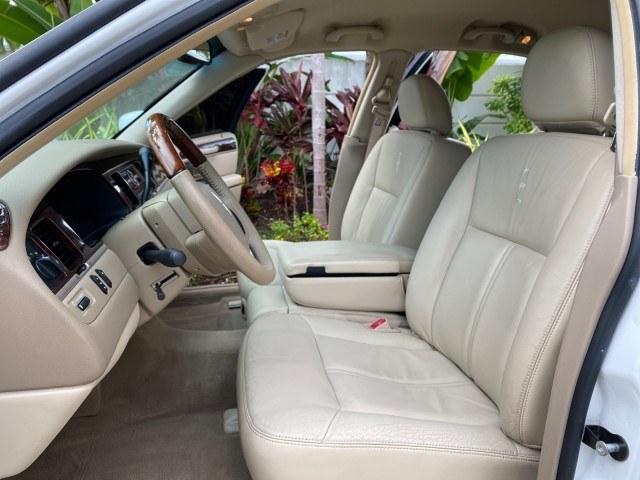 2010 Vibrant White /Light Camel Lincoln Town Car Signature Limited LOW MILES 47,515 (2LNBL8CV3AX) with an 4.6L SOHC EFI V8 FFV Engine engine, Automatic transmission, located at 4701 North Dixie Hwy, Pompano Beach, FL, 33064, (954) 422-2889, 26.240938, -80.123474 - OUR WEBPAGE FLORIDACARS1.COM HAS OVER 100 PHOTOS AND FREE CARFAX LINK 2010 Lincoln Town Car Signature Limited Sedan 4 DR 4.6L V8 F SOHC 16V Flex Fuel 24 MPG Rear Wheel Drive Features ABS Brakes Air Conditioning Alloy Wheels AM/FM Stereo Automatic Transmission CD Audio Cruise Control Flex Fuel Vehicl- Photo#10