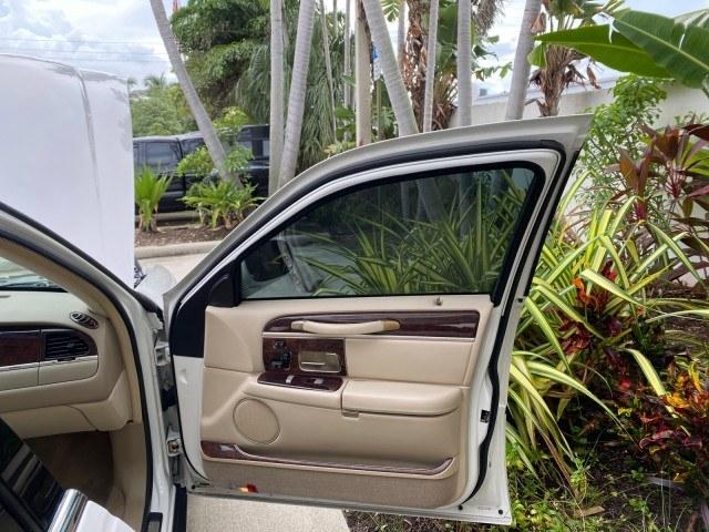 2010 Vibrant White /Light Camel Lincoln Town Car Signature Limited LOW MILES 47,515 (2LNBL8CV3AX) with an 4.6L SOHC EFI V8 FFV Engine engine, Automatic transmission, located at 4701 North Dixie Hwy, Pompano Beach, FL, 33064, (954) 422-2889, 26.240938, -80.123474 - OUR WEBPAGE FLORIDACARS1.COM HAS OVER 100 PHOTOS AND FREE CARFAX LINK 2010 Lincoln Town Car Signature Limited Sedan 4 DR 4.6L V8 F SOHC 16V Flex Fuel 24 MPG Rear Wheel Drive Features ABS Brakes Air Conditioning Alloy Wheels AM/FM Stereo Automatic Transmission CD Audio Cruise Control Flex Fuel Vehicl- Photo#11