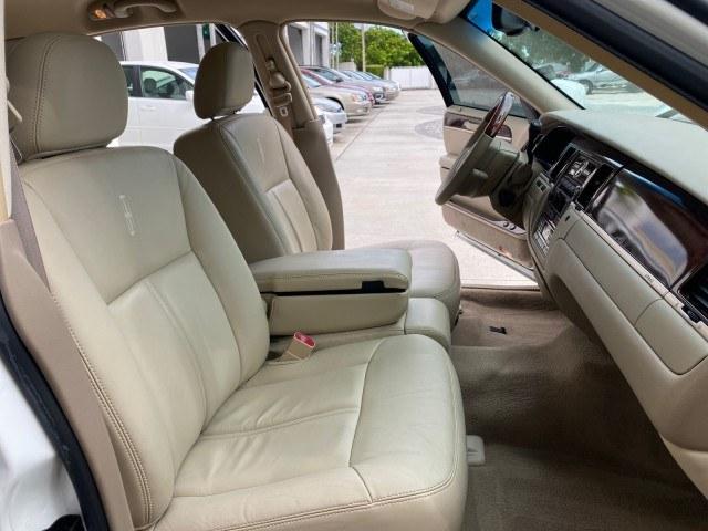 2010 Vibrant White /Light Camel Lincoln Town Car Signature Limited LOW MILES 47,515 (2LNBL8CV3AX) with an 4.6L SOHC EFI V8 FFV Engine engine, Automatic transmission, located at 4701 North Dixie Hwy, Pompano Beach, FL, 33064, (954) 422-2889, 26.240938, -80.123474 - OUR WEBPAGE FLORIDACARS1.COM HAS OVER 100 PHOTOS AND FREE CARFAX LINK 2010 Lincoln Town Car Signature Limited Sedan 4 DR 4.6L V8 F SOHC 16V Flex Fuel 24 MPG Rear Wheel Drive Features ABS Brakes Air Conditioning Alloy Wheels AM/FM Stereo Automatic Transmission CD Audio Cruise Control Flex Fuel Vehicl- Photo#12