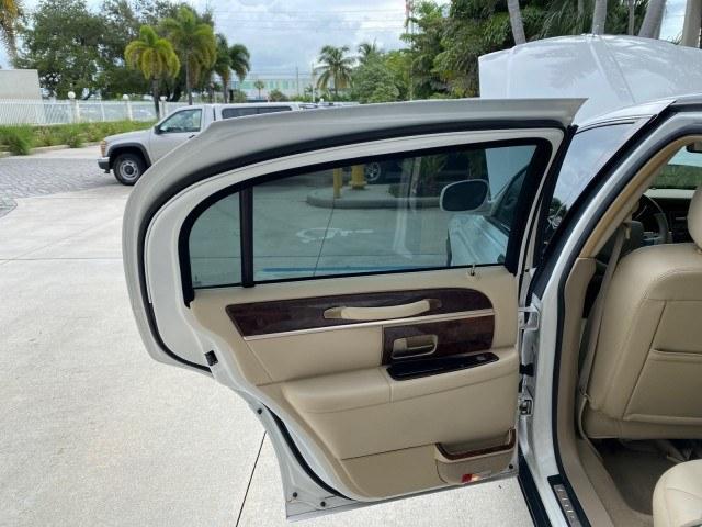 2010 Vibrant White /Light Camel Lincoln Town Car Signature Limited LOW MILES 47,515 (2LNBL8CV3AX) with an 4.6L SOHC EFI V8 FFV Engine engine, Automatic transmission, located at 4701 North Dixie Hwy, Pompano Beach, FL, 33064, (954) 422-2889, 26.240938, -80.123474 - OUR WEBPAGE FLORIDACARS1.COM HAS OVER 100 PHOTOS AND FREE CARFAX LINK 2010 Lincoln Town Car Signature Limited Sedan 4 DR 4.6L V8 F SOHC 16V Flex Fuel 24 MPG Rear Wheel Drive Features ABS Brakes Air Conditioning Alloy Wheels AM/FM Stereo Automatic Transmission CD Audio Cruise Control Flex Fuel Vehicl- Photo#13