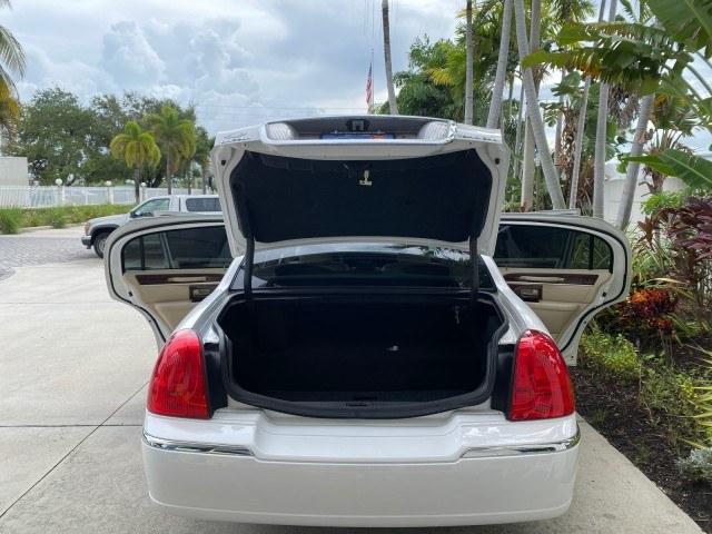 2010 Vibrant White /Light Camel Lincoln Town Car Signature Limited LOW MILES 47,515 (2LNBL8CV3AX) with an 4.6L SOHC EFI V8 FFV Engine engine, Automatic transmission, located at 4701 North Dixie Hwy, Pompano Beach, FL, 33064, (954) 422-2889, 26.240938, -80.123474 - OUR WEBPAGE FLORIDACARS1.COM HAS OVER 100 PHOTOS AND FREE CARFAX LINK 2010 Lincoln Town Car Signature Limited Sedan 4 DR 4.6L V8 F SOHC 16V Flex Fuel 24 MPG Rear Wheel Drive Features ABS Brakes Air Conditioning Alloy Wheels AM/FM Stereo Automatic Transmission CD Audio Cruise Control Flex Fuel Vehicl- Photo#15