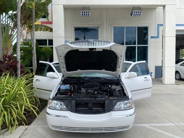2010 Vibrant White /Light Camel Lincoln Town Car Signature Limited LOW MILES 47,515 (2LNBL8CV3AX) with an 4.6L SOHC EFI V8 FFV Engine engine, Automatic transmission, located at 4701 North Dixie Hwy, Pompano Beach, FL, 33064, (954) 422-2889, 26.240938, -80.123474 - OUR WEBPAGE FLORIDACARS1.COM HAS OVER 100 PHOTOS AND FREE CARFAX LINK 2010 Lincoln Town Car Signature Limited Sedan 4 DR 4.6L V8 F SOHC 16V Flex Fuel 24 MPG Rear Wheel Drive Features ABS Brakes Air Conditioning Alloy Wheels AM/FM Stereo Automatic Transmission CD Audio Cruise Control Flex Fuel Vehicl- Photo#16