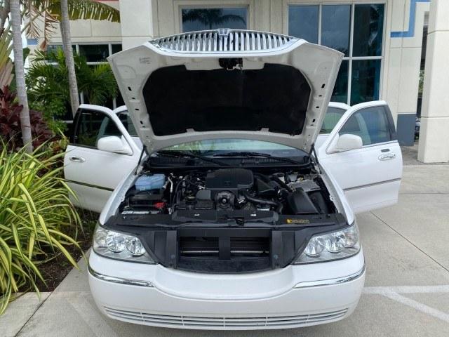 2010 Vibrant White /Light Camel Lincoln Town Car Signature Limited LOW MILES 47,515 (2LNBL8CV3AX) with an 4.6L SOHC EFI V8 FFV Engine engine, Automatic transmission, located at 4701 North Dixie Hwy, Pompano Beach, FL, 33064, (954) 422-2889, 26.240938, -80.123474 - OUR WEBPAGE FLORIDACARS1.COM HAS OVER 100 PHOTOS AND FREE CARFAX LINK 2010 Lincoln Town Car Signature Limited Sedan 4 DR 4.6L V8 F SOHC 16V Flex Fuel 24 MPG Rear Wheel Drive Features ABS Brakes Air Conditioning Alloy Wheels AM/FM Stereo Automatic Transmission CD Audio Cruise Control Flex Fuel Vehicl- Photo#17
