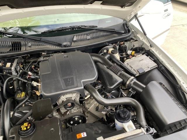 2010 Vibrant White /Light Camel Lincoln Town Car Signature Limited LOW MILES 47,515 (2LNBL8CV3AX) with an 4.6L SOHC EFI V8 FFV Engine engine, Automatic transmission, located at 4701 North Dixie Hwy, Pompano Beach, FL, 33064, (954) 422-2889, 26.240938, -80.123474 - OUR WEBPAGE FLORIDACARS1.COM HAS OVER 100 PHOTOS AND FREE CARFAX LINK 2010 Lincoln Town Car Signature Limited Sedan 4 DR 4.6L V8 F SOHC 16V Flex Fuel 24 MPG Rear Wheel Drive Features ABS Brakes Air Conditioning Alloy Wheels AM/FM Stereo Automatic Transmission CD Audio Cruise Control Flex Fuel Vehicl- Photo#25