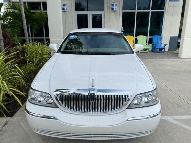 2010 Vibrant White /Light Camel Lincoln Town Car Signature Limited LOW MILES 47,515 (2LNBL8CV3AX) with an 4.6L SOHC EFI V8 FFV Engine engine, Automatic transmission, located at 4701 North Dixie Hwy, Pompano Beach, FL, 33064, (954) 422-2889, 26.240938, -80.123474 - OUR WEBPAGE FLORIDACARS1.COM HAS OVER 100 PHOTOS AND FREE CARFAX LINK 2010 Lincoln Town Car Signature Limited Sedan 4 DR 4.6L V8 F SOHC 16V Flex Fuel 24 MPG Rear Wheel Drive Features ABS Brakes Air Conditioning Alloy Wheels AM/FM Stereo Automatic Transmission CD Audio Cruise Control Flex Fuel Vehicl- Photo#27