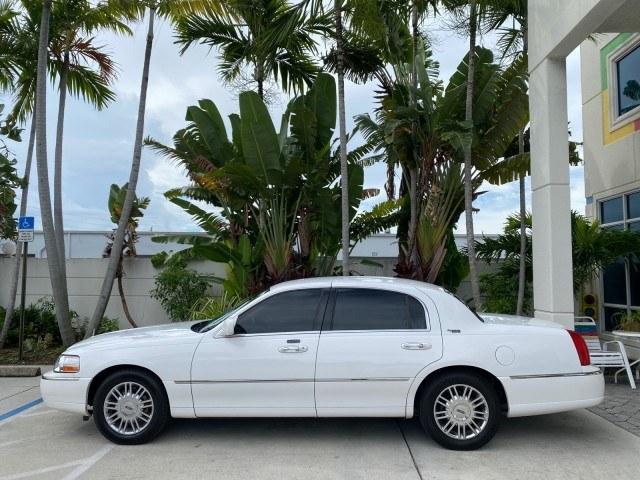 2010 Vibrant White /Light Camel Lincoln Town Car Signature Limited LOW MILES 47,515 (2LNBL8CV3AX) with an 4.6L SOHC EFI V8 FFV Engine engine, Automatic transmission, located at 4701 North Dixie Hwy, Pompano Beach, FL, 33064, (954) 422-2889, 26.240938, -80.123474 - OUR WEBPAGE FLORIDACARS1.COM HAS OVER 100 PHOTOS AND FREE CARFAX LINK 2010 Lincoln Town Car Signature Limited Sedan 4 DR 4.6L V8 F SOHC 16V Flex Fuel 24 MPG Rear Wheel Drive Features ABS Brakes Air Conditioning Alloy Wheels AM/FM Stereo Automatic Transmission CD Audio Cruise Control Flex Fuel Vehicl- Photo#30