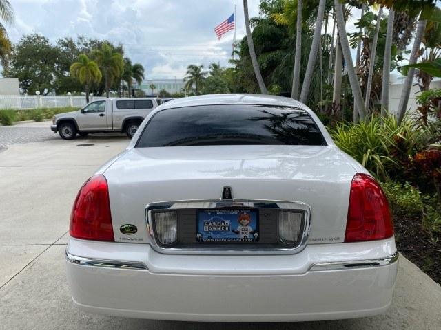 2010 Vibrant White /Light Camel Lincoln Town Car Signature Limited LOW MILES 47,515 (2LNBL8CV3AX) with an 4.6L SOHC EFI V8 FFV Engine engine, Automatic transmission, located at 4701 North Dixie Hwy, Pompano Beach, FL, 33064, (954) 422-2889, 26.240938, -80.123474 - OUR WEBPAGE FLORIDACARS1.COM HAS OVER 100 PHOTOS AND FREE CARFAX LINK 2010 Lincoln Town Car Signature Limited Sedan 4 DR 4.6L V8 F SOHC 16V Flex Fuel 24 MPG Rear Wheel Drive Features ABS Brakes Air Conditioning Alloy Wheels AM/FM Stereo Automatic Transmission CD Audio Cruise Control Flex Fuel Vehicl- Photo#35