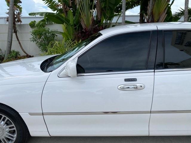 2010 Vibrant White /Light Camel Lincoln Town Car Signature Limited LOW MILES 47,515 (2LNBL8CV3AX) with an 4.6L SOHC EFI V8 FFV Engine engine, Automatic transmission, located at 4701 North Dixie Hwy, Pompano Beach, FL, 33064, (954) 422-2889, 26.240938, -80.123474 - OUR WEBPAGE FLORIDACARS1.COM HAS OVER 100 PHOTOS AND FREE CARFAX LINK 2010 Lincoln Town Car Signature Limited Sedan 4 DR 4.6L V8 F SOHC 16V Flex Fuel 24 MPG Rear Wheel Drive Features ABS Brakes Air Conditioning Alloy Wheels AM/FM Stereo Automatic Transmission CD Audio Cruise Control Flex Fuel Vehicl- Photo#37