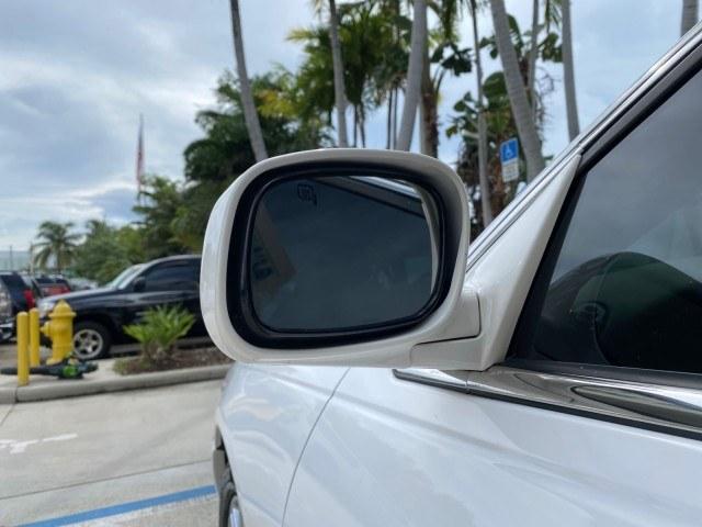 2010 Vibrant White /Light Camel Lincoln Town Car Signature Limited LOW MILES 47,515 (2LNBL8CV3AX) with an 4.6L SOHC EFI V8 FFV Engine engine, Automatic transmission, located at 4701 North Dixie Hwy, Pompano Beach, FL, 33064, (954) 422-2889, 26.240938, -80.123474 - OUR WEBPAGE FLORIDACARS1.COM HAS OVER 100 PHOTOS AND FREE CARFAX LINK 2010 Lincoln Town Car Signature Limited Sedan 4 DR 4.6L V8 F SOHC 16V Flex Fuel 24 MPG Rear Wheel Drive Features ABS Brakes Air Conditioning Alloy Wheels AM/FM Stereo Automatic Transmission CD Audio Cruise Control Flex Fuel Vehicl- Photo#40