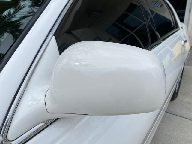 2010 Vibrant White /Light Camel Lincoln Town Car Signature Limited LOW MILES 47,515 (2LNBL8CV3AX) with an 4.6L SOHC EFI V8 FFV Engine engine, Automatic transmission, located at 4701 North Dixie Hwy, Pompano Beach, FL, 33064, (954) 422-2889, 26.240938, -80.123474 - OUR WEBPAGE FLORIDACARS1.COM HAS OVER 100 PHOTOS AND FREE CARFAX LINK 2010 Lincoln Town Car Signature Limited Sedan 4 DR 4.6L V8 F SOHC 16V Flex Fuel 24 MPG Rear Wheel Drive Features ABS Brakes Air Conditioning Alloy Wheels AM/FM Stereo Automatic Transmission CD Audio Cruise Control Flex Fuel Vehicl- Photo#41