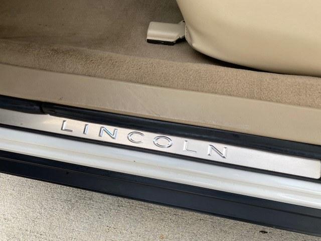 2010 Vibrant White /Light Camel Lincoln Town Car Signature Limited LOW MILES 47,515 (2LNBL8CV3AX) with an 4.6L SOHC EFI V8 FFV Engine engine, Automatic transmission, located at 4701 North Dixie Hwy, Pompano Beach, FL, 33064, (954) 422-2889, 26.240938, -80.123474 - OUR WEBPAGE FLORIDACARS1.COM HAS OVER 100 PHOTOS AND FREE CARFAX LINK 2010 Lincoln Town Car Signature Limited Sedan 4 DR 4.6L V8 F SOHC 16V Flex Fuel 24 MPG Rear Wheel Drive Features ABS Brakes Air Conditioning Alloy Wheels AM/FM Stereo Automatic Transmission CD Audio Cruise Control Flex Fuel Vehicl- Photo#43