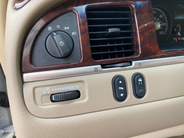 2010 Vibrant White /Light Camel Lincoln Town Car Signature Limited LOW MILES 47,515 (2LNBL8CV3AX) with an 4.6L SOHC EFI V8 FFV Engine engine, Automatic transmission, located at 4701 North Dixie Hwy, Pompano Beach, FL, 33064, (954) 422-2889, 26.240938, -80.123474 - OUR WEBPAGE FLORIDACARS1.COM HAS OVER 100 PHOTOS AND FREE CARFAX LINK 2010 Lincoln Town Car Signature Limited Sedan 4 DR 4.6L V8 F SOHC 16V Flex Fuel 24 MPG Rear Wheel Drive Features ABS Brakes Air Conditioning Alloy Wheels AM/FM Stereo Automatic Transmission CD Audio Cruise Control Flex Fuel Vehicl- Photo#55