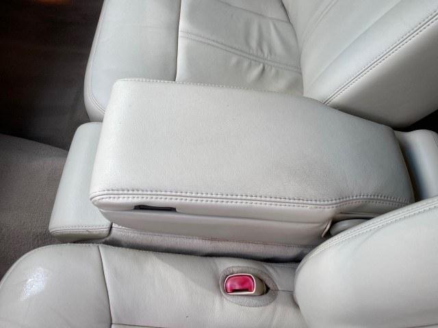 2010 Vibrant White /Light Camel Lincoln Town Car Signature Limited LOW MILES 47,515 (2LNBL8CV3AX) with an 4.6L SOHC EFI V8 FFV Engine engine, Automatic transmission, located at 4701 North Dixie Hwy, Pompano Beach, FL, 33064, (954) 422-2889, 26.240938, -80.123474 - OUR WEBPAGE FLORIDACARS1.COM HAS OVER 100 PHOTOS AND FREE CARFAX LINK 2010 Lincoln Town Car Signature Limited Sedan 4 DR 4.6L V8 F SOHC 16V Flex Fuel 24 MPG Rear Wheel Drive Features ABS Brakes Air Conditioning Alloy Wheels AM/FM Stereo Automatic Transmission CD Audio Cruise Control Flex Fuel Vehicl- Photo#64