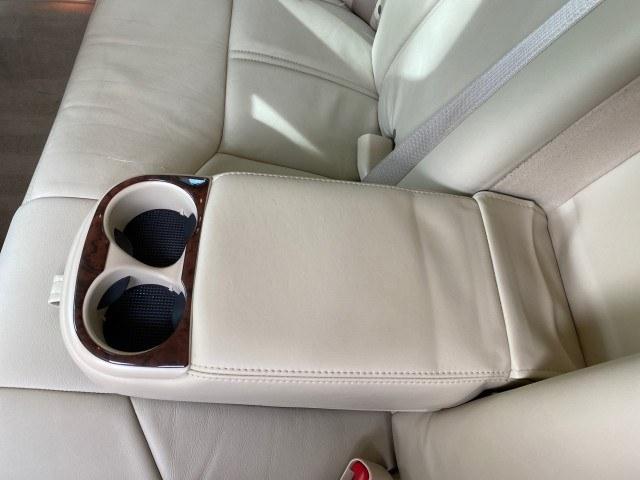 2010 Vibrant White /Light Camel Lincoln Town Car Signature Limited LOW MILES 47,515 (2LNBL8CV3AX) with an 4.6L SOHC EFI V8 FFV Engine engine, Automatic transmission, located at 4701 North Dixie Hwy, Pompano Beach, FL, 33064, (954) 422-2889, 26.240938, -80.123474 - OUR WEBPAGE FLORIDACARS1.COM HAS OVER 100 PHOTOS AND FREE CARFAX LINK 2010 Lincoln Town Car Signature Limited Sedan 4 DR 4.6L V8 F SOHC 16V Flex Fuel 24 MPG Rear Wheel Drive Features ABS Brakes Air Conditioning Alloy Wheels AM/FM Stereo Automatic Transmission CD Audio Cruise Control Flex Fuel Vehicl- Photo#87