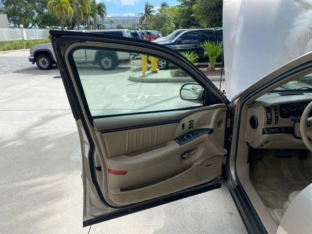 2000 Light Bronzemist Metallic /Taupe Buick Park Avenue Ultra LOW MILES 72,419 (1G4CU5416Y4) with an 3.8L SFI V6 3800 Series II Supercharged Engine engine, Automatic transmission, located at 4701 North Dixie Hwy, Pompano Beach, FL, 33064, (954) 422-2889, 26.240938, -80.123474 - OUR WEBPAGE FLORIDACARS1.COM HAS OVER 100 PHOTOS AND FREE CARFAX LINK 2000 Buick Park Avenue Ultra Sedan 4 DR 3.8L V6 F Gasoline 27 MPG Front Wheel Drive Features ABS Brakes Air Conditioning Alloy Wheels AM/FM Stereo Automatic Transmission Cassette Player CD Audio Cruise Control Front Seat Heaters L- Photo#9