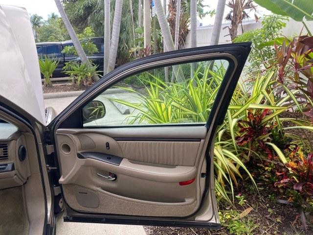 2000 Light Bronzemist Metallic /Taupe Buick Park Avenue Ultra LOW MILES 72,419 (1G4CU5416Y4) with an 3.8L SFI V6 3800 Series II Supercharged Engine engine, Automatic transmission, located at 4701 North Dixie Hwy, Pompano Beach, FL, 33064, (954) 422-2889, 26.240938, -80.123474 - OUR WEBPAGE FLORIDACARS1.COM HAS OVER 100 PHOTOS AND FREE CARFAX LINK 2000 Buick Park Avenue Ultra Sedan 4 DR 3.8L V6 F Gasoline 27 MPG Front Wheel Drive Features ABS Brakes Air Conditioning Alloy Wheels AM/FM Stereo Automatic Transmission Cassette Player CD Audio Cruise Control Front Seat Heaters L- Photo#11