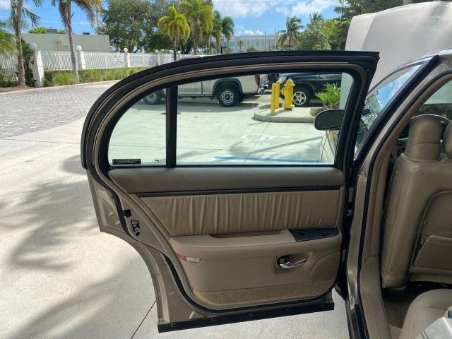 2000 Light Bronzemist Metallic /Taupe Buick Park Avenue Ultra LOW MILES 72,419 (1G4CU5416Y4) with an 3.8L SFI V6 3800 Series II Supercharged Engine engine, Automatic transmission, located at 4701 North Dixie Hwy, Pompano Beach, FL, 33064, (954) 422-2889, 26.240938, -80.123474 - OUR WEBPAGE FLORIDACARS1.COM HAS OVER 100 PHOTOS AND FREE CARFAX LINK 2000 Buick Park Avenue Ultra Sedan 4 DR 3.8L V6 F Gasoline 27 MPG Front Wheel Drive Features ABS Brakes Air Conditioning Alloy Wheels AM/FM Stereo Automatic Transmission Cassette Player CD Audio Cruise Control Front Seat Heaters L- Photo#13