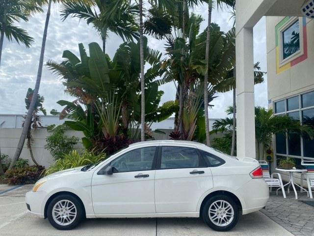 2011 White Suede /Medium Stone Ford Focus SE LOW MILES 36,864 (1FAHP3FN6BW) with an 2.0L 4-Cyl Engine engine, Automatic transmission, located at 4701 North Dixie Hwy, Pompano Beach, FL, 33064, (954) 422-2889, 26.240938, -80.123474 - OUR WEBPAGE FLORIDACARS1.COM HAS OVER 100 PHOTOS AND FREE CARFAX LINK 2011 Ford Focus SE Sedan 4 DR 2.0L I4 F DOHC 16V Gasoline 35 MPG Front Wheel Drive Features ABS Brakes Air Conditioning Alloy Wheels AM/FM Stereo Automatic Transmission Auxiliary Audio Input CD Audio Cloth Seats Cruise Control Ove- Photo#4