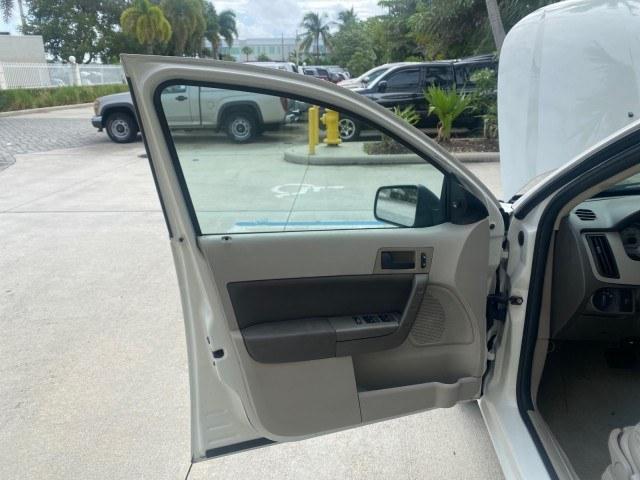2011 White Suede /Medium Stone Ford Focus SE LOW MILES 36,864 (1FAHP3FN6BW) with an 2.0L 4-Cyl Engine engine, Automatic transmission, located at 4701 North Dixie Hwy, Pompano Beach, FL, 33064, (954) 422-2889, 26.240938, -80.123474 - OUR WEBPAGE FLORIDACARS1.COM HAS OVER 100 PHOTOS AND FREE CARFAX LINK 2011 Ford Focus SE Sedan 4 DR 2.0L I4 F DOHC 16V Gasoline 35 MPG Front Wheel Drive Features ABS Brakes Air Conditioning Alloy Wheels AM/FM Stereo Automatic Transmission Auxiliary Audio Input CD Audio Cloth Seats Cruise Control Ove- Photo#9