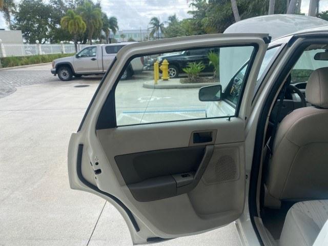 2011 White Suede /Medium Stone Ford Focus SE LOW MILES 36,864 (1FAHP3FN6BW) with an 2.0L 4-Cyl Engine engine, Automatic transmission, located at 4701 North Dixie Hwy, Pompano Beach, FL, 33064, (954) 422-2889, 26.240938, -80.123474 - OUR WEBPAGE FLORIDACARS1.COM HAS OVER 100 PHOTOS AND FREE CARFAX LINK 2011 Ford Focus SE Sedan 4 DR 2.0L I4 F DOHC 16V Gasoline 35 MPG Front Wheel Drive Features ABS Brakes Air Conditioning Alloy Wheels AM/FM Stereo Automatic Transmission Auxiliary Audio Input CD Audio Cloth Seats Cruise Control Ove- Photo#13