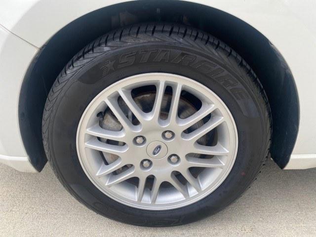 2011 White Suede /Medium Stone Ford Focus SE LOW MILES 36,864 (1FAHP3FN6BW) with an 2.0L 4-Cyl Engine engine, Automatic transmission, located at 4701 North Dixie Hwy, Pompano Beach, FL, 33064, (954) 422-2889, 26.240938, -80.123474 - OUR WEBPAGE FLORIDACARS1.COM HAS OVER 100 PHOTOS AND FREE CARFAX LINK 2011 Ford Focus SE Sedan 4 DR 2.0L I4 F DOHC 16V Gasoline 35 MPG Front Wheel Drive Features ABS Brakes Air Conditioning Alloy Wheels AM/FM Stereo Automatic Transmission Auxiliary Audio Input CD Audio Cloth Seats Cruise Control Ove- Photo#19