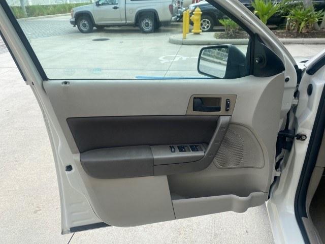 2011 White Suede /Medium Stone Ford Focus SE LOW MILES 36,864 (1FAHP3FN6BW) with an 2.0L 4-Cyl Engine engine, Automatic transmission, located at 4701 North Dixie Hwy, Pompano Beach, FL, 33064, (954) 422-2889, 26.240938, -80.123474 - OUR WEBPAGE FLORIDACARS1.COM HAS OVER 100 PHOTOS AND FREE CARFAX LINK 2011 Ford Focus SE Sedan 4 DR 2.0L I4 F DOHC 16V Gasoline 35 MPG Front Wheel Drive Features ABS Brakes Air Conditioning Alloy Wheels AM/FM Stereo Automatic Transmission Auxiliary Audio Input CD Audio Cloth Seats Cruise Control Ove- Photo#40
