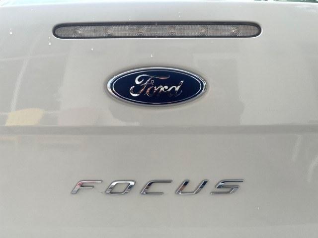 2011 White Suede /Medium Stone Ford Focus SE LOW MILES 36,864 (1FAHP3FN6BW) with an 2.0L 4-Cyl Engine engine, Automatic transmission, located at 4701 North Dixie Hwy, Pompano Beach, FL, 33064, (954) 422-2889, 26.240938, -80.123474 - OUR WEBPAGE FLORIDACARS1.COM HAS OVER 100 PHOTOS AND FREE CARFAX LINK 2011 Ford Focus SE Sedan 4 DR 2.0L I4 F DOHC 16V Gasoline 35 MPG Front Wheel Drive Features ABS Brakes Air Conditioning Alloy Wheels AM/FM Stereo Automatic Transmission Auxiliary Audio Input CD Audio Cloth Seats Cruise Control Ove- Photo#69