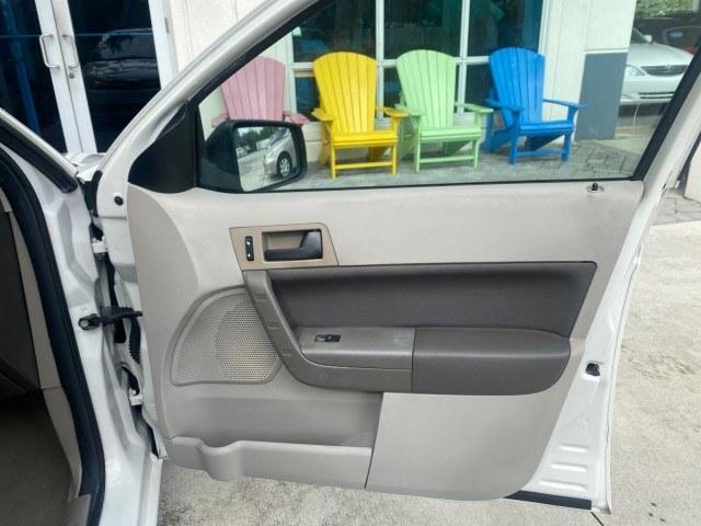 2011 White Suede /Medium Stone Ford Focus SE LOW MILES 36,864 (1FAHP3FN6BW) with an 2.0L 4-Cyl Engine engine, Automatic transmission, located at 4701 North Dixie Hwy, Pompano Beach, FL, 33064, (954) 422-2889, 26.240938, -80.123474 - OUR WEBPAGE FLORIDACARS1.COM HAS OVER 100 PHOTOS AND FREE CARFAX LINK 2011 Ford Focus SE Sedan 4 DR 2.0L I4 F DOHC 16V Gasoline 35 MPG Front Wheel Drive Features ABS Brakes Air Conditioning Alloy Wheels AM/FM Stereo Automatic Transmission Auxiliary Audio Input CD Audio Cloth Seats Cruise Control Ove- Photo#79