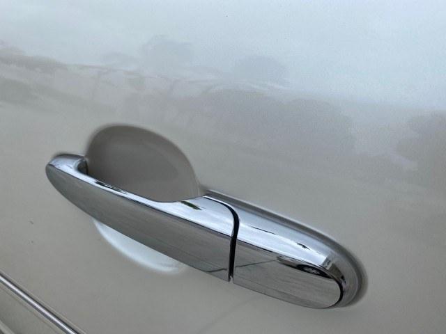 2011 White Diamond Tricoat /Cocoa/Cashmere Buick Lucerne CXL LOW MILES 39,527 (1G4HC5EM2BU) with an 3.9L V6 SFI Flex-Fuel Engine engine, Automatic transmission, located at 4701 North Dixie Hwy, Pompano Beach, FL, 33064, (954) 422-2889, 26.240938, -80.123474 - OUR WEBPAGE FLORIDACARS1.COM HAS OVER 100 PHOTOS AND FREE CARFAX LINK 2011 Buick Lucerne CXL Sedan 4 DR 3.9L V6 F OHV 12V Flex Fuel 27 MPG Front Wheel Drive Features ABS Brakes Air Conditioning Alloy Wheels AM/FM Stereo Automatic Transmission Auxiliary Audio Input Blind Spot Monitor Bluetooth Techno- Photo#54