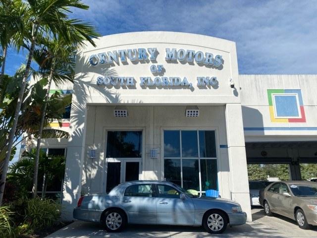 2006 Light Ice Blue Metallic /Camel Lincoln Town Car Signature LOW MILES 21,718 1 OWNER (1LNHM81W16Y) with an 4.6L SOHC EFI V8 Engine engine, Automatic transmission, located at 4701 North Dixie Hwy, Pompano Beach, FL, 33064, (954) 422-2889, 26.240938, -80.123474 - OUR WEBPAGE FLORIDACARS1.COM HAS OVER 100 PHOTOS AND FREE CARFAX LINK 2006 Lincoln Town Car Signature 1 OWNER Sedan 4 DR 4.6L V8 F OHV Gasoline 25 MPG Rear Wheel Drive Features ABS Brakes Air Conditioning Alloy Wheels AM/FM Stereo Automatic Transmission CD Audio Cruise Control Leather Seats Power Lo- Photo#0