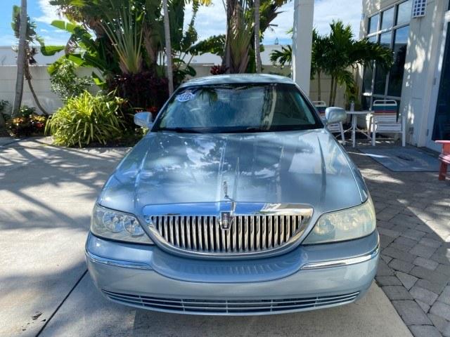 2006 Light Ice Blue Metallic /Camel Lincoln Town Car Signature LOW MILES 21,718 1 OWNER (1LNHM81W16Y) with an 4.6L SOHC EFI V8 Engine engine, Automatic transmission, located at 4701 North Dixie Hwy, Pompano Beach, FL, 33064, (954) 422-2889, 26.240938, -80.123474 - OUR WEBPAGE FLORIDACARS1.COM HAS OVER 100 PHOTOS AND FREE CARFAX LINK 2006 Lincoln Town Car Signature 1 OWNER Sedan 4 DR 4.6L V8 F OHV Gasoline 25 MPG Rear Wheel Drive Features ABS Brakes Air Conditioning Alloy Wheels AM/FM Stereo Automatic Transmission CD Audio Cruise Control Leather Seats Power Lo- Photo#2