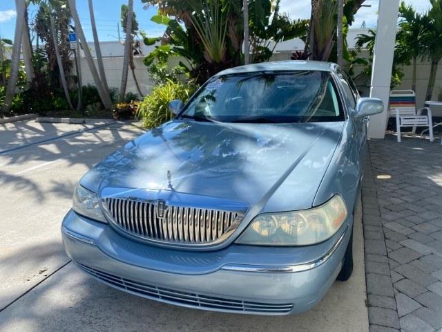 2006 Light Ice Blue Metallic /Camel Lincoln Town Car Signature LOW MILES 21,718 1 OWNER (1LNHM81W16Y) with an 4.6L SOHC EFI V8 Engine engine, Automatic transmission, located at 4701 North Dixie Hwy, Pompano Beach, FL, 33064, (954) 422-2889, 26.240938, -80.123474 - OUR WEBPAGE FLORIDACARS1.COM HAS OVER 100 PHOTOS AND FREE CARFAX LINK 2006 Lincoln Town Car Signature 1 OWNER Sedan 4 DR 4.6L V8 F OHV Gasoline 25 MPG Rear Wheel Drive Features ABS Brakes Air Conditioning Alloy Wheels AM/FM Stereo Automatic Transmission CD Audio Cruise Control Leather Seats Power Lo- Photo#3