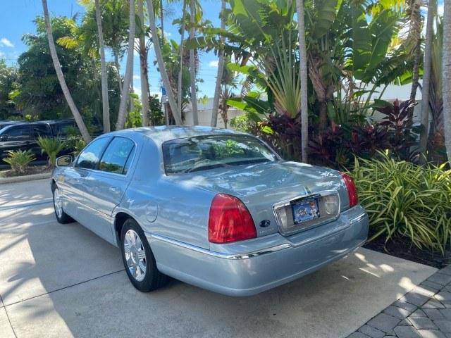 2006 Light Ice Blue Metallic /Camel Lincoln Town Car Signature LOW MILES 21,718 1 OWNER (1LNHM81W16Y) with an 4.6L SOHC EFI V8 Engine engine, Automatic transmission, located at 4701 North Dixie Hwy, Pompano Beach, FL, 33064, (954) 422-2889, 26.240938, -80.123474 - OUR WEBPAGE FLORIDACARS1.COM HAS OVER 100 PHOTOS AND FREE CARFAX LINK 2006 Lincoln Town Car Signature 1 OWNER Sedan 4 DR 4.6L V8 F OHV Gasoline 25 MPG Rear Wheel Drive Features ABS Brakes Air Conditioning Alloy Wheels AM/FM Stereo Automatic Transmission CD Audio Cruise Control Leather Seats Power Lo- Photo#5
