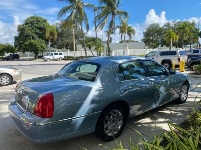 2006 Light Ice Blue Metallic /Camel Lincoln Town Car Signature LOW MILES 21,718 1 OWNER (1LNHM81W16Y) with an 4.6L SOHC EFI V8 Engine engine, Automatic transmission, located at 4701 North Dixie Hwy, Pompano Beach, FL, 33064, (954) 422-2889, 26.240938, -80.123474 - OUR WEBPAGE FLORIDACARS1.COM HAS OVER 100 PHOTOS AND FREE CARFAX LINK 2006 Lincoln Town Car Signature 1 OWNER Sedan 4 DR 4.6L V8 F OHV Gasoline 25 MPG Rear Wheel Drive Features ABS Brakes Air Conditioning Alloy Wheels AM/FM Stereo Automatic Transmission CD Audio Cruise Control Leather Seats Power Lo- Photo#7