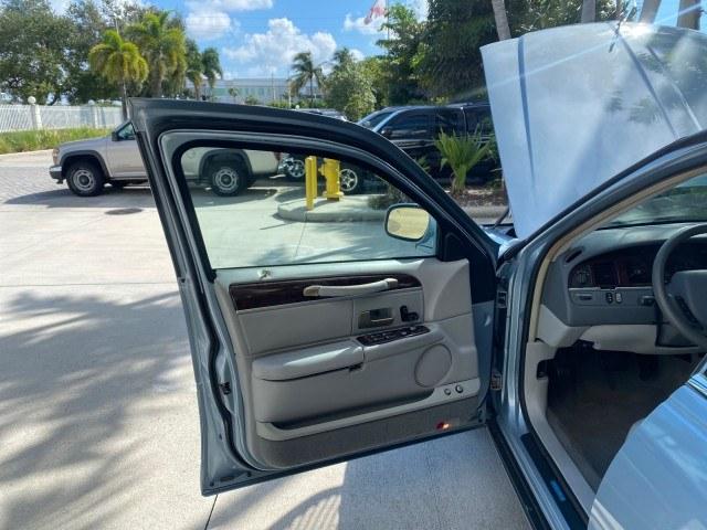 2006 Light Ice Blue Metallic /Camel Lincoln Town Car Signature LOW MILES 21,718 1 OWNER (1LNHM81W16Y) with an 4.6L SOHC EFI V8 Engine engine, Automatic transmission, located at 4701 North Dixie Hwy, Pompano Beach, FL, 33064, (954) 422-2889, 26.240938, -80.123474 - OUR WEBPAGE FLORIDACARS1.COM HAS OVER 100 PHOTOS AND FREE CARFAX LINK 2006 Lincoln Town Car Signature 1 OWNER Sedan 4 DR 4.6L V8 F OHV Gasoline 25 MPG Rear Wheel Drive Features ABS Brakes Air Conditioning Alloy Wheels AM/FM Stereo Automatic Transmission CD Audio Cruise Control Leather Seats Power Lo- Photo#8