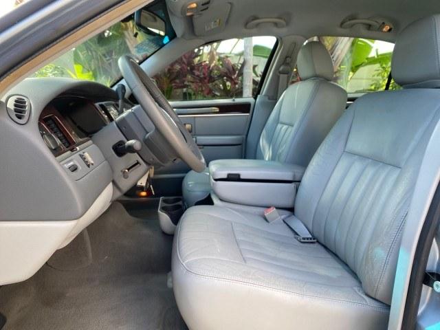 2006 Light Ice Blue Metallic /Camel Lincoln Town Car Signature LOW MILES 21,718 1 OWNER (1LNHM81W16Y) with an 4.6L SOHC EFI V8 Engine engine, Automatic transmission, located at 4701 North Dixie Hwy, Pompano Beach, FL, 33064, (954) 422-2889, 26.240938, -80.123474 - OUR WEBPAGE FLORIDACARS1.COM HAS OVER 100 PHOTOS AND FREE CARFAX LINK 2006 Lincoln Town Car Signature 1 OWNER Sedan 4 DR 4.6L V8 F OHV Gasoline 25 MPG Rear Wheel Drive Features ABS Brakes Air Conditioning Alloy Wheels AM/FM Stereo Automatic Transmission CD Audio Cruise Control Leather Seats Power Lo- Photo#9