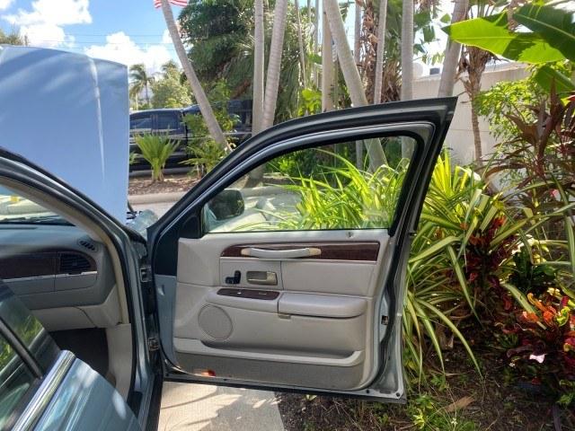 2006 Light Ice Blue Metallic /Camel Lincoln Town Car Signature LOW MILES 21,718 1 OWNER (1LNHM81W16Y) with an 4.6L SOHC EFI V8 Engine engine, Automatic transmission, located at 4701 North Dixie Hwy, Pompano Beach, FL, 33064, (954) 422-2889, 26.240938, -80.123474 - OUR WEBPAGE FLORIDACARS1.COM HAS OVER 100 PHOTOS AND FREE CARFAX LINK 2006 Lincoln Town Car Signature 1 OWNER Sedan 4 DR 4.6L V8 F OHV Gasoline 25 MPG Rear Wheel Drive Features ABS Brakes Air Conditioning Alloy Wheels AM/FM Stereo Automatic Transmission CD Audio Cruise Control Leather Seats Power Lo- Photo#10