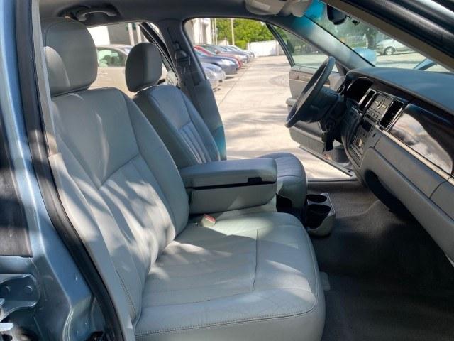2006 Light Ice Blue Metallic /Camel Lincoln Town Car Signature LOW MILES 21,718 1 OWNER (1LNHM81W16Y) with an 4.6L SOHC EFI V8 Engine engine, Automatic transmission, located at 4701 North Dixie Hwy, Pompano Beach, FL, 33064, (954) 422-2889, 26.240938, -80.123474 - OUR WEBPAGE FLORIDACARS1.COM HAS OVER 100 PHOTOS AND FREE CARFAX LINK 2006 Lincoln Town Car Signature 1 OWNER Sedan 4 DR 4.6L V8 F OHV Gasoline 25 MPG Rear Wheel Drive Features ABS Brakes Air Conditioning Alloy Wheels AM/FM Stereo Automatic Transmission CD Audio Cruise Control Leather Seats Power Lo- Photo#11