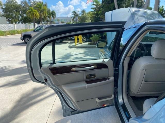 2006 Light Ice Blue Metallic /Camel Lincoln Town Car Signature LOW MILES 21,718 1 OWNER (1LNHM81W16Y) with an 4.6L SOHC EFI V8 Engine engine, Automatic transmission, located at 4701 North Dixie Hwy, Pompano Beach, FL, 33064, (954) 422-2889, 26.240938, -80.123474 - OUR WEBPAGE FLORIDACARS1.COM HAS OVER 100 PHOTOS AND FREE CARFAX LINK 2006 Lincoln Town Car Signature 1 OWNER Sedan 4 DR 4.6L V8 F OHV Gasoline 25 MPG Rear Wheel Drive Features ABS Brakes Air Conditioning Alloy Wheels AM/FM Stereo Automatic Transmission CD Audio Cruise Control Leather Seats Power Lo- Photo#12