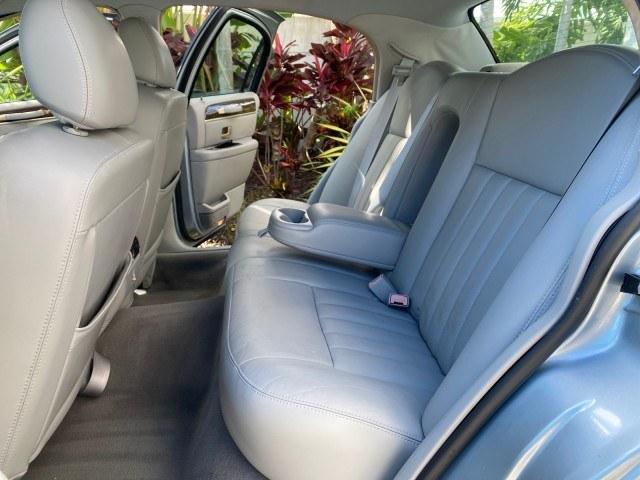 2006 Light Ice Blue Metallic /Camel Lincoln Town Car Signature LOW MILES 21,718 1 OWNER (1LNHM81W16Y) with an 4.6L SOHC EFI V8 Engine engine, Automatic transmission, located at 4701 North Dixie Hwy, Pompano Beach, FL, 33064, (954) 422-2889, 26.240938, -80.123474 - OUR WEBPAGE FLORIDACARS1.COM HAS OVER 100 PHOTOS AND FREE CARFAX LINK 2006 Lincoln Town Car Signature 1 OWNER Sedan 4 DR 4.6L V8 F OHV Gasoline 25 MPG Rear Wheel Drive Features ABS Brakes Air Conditioning Alloy Wheels AM/FM Stereo Automatic Transmission CD Audio Cruise Control Leather Seats Power Lo- Photo#13