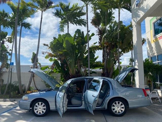 2006 Light Ice Blue Metallic /Camel Lincoln Town Car Signature LOW MILES 21,718 1 OWNER (1LNHM81W16Y) with an 4.6L SOHC EFI V8 Engine engine, Automatic transmission, located at 4701 North Dixie Hwy, Pompano Beach, FL, 33064, (954) 422-2889, 26.240938, -80.123474 - OUR WEBPAGE FLORIDACARS1.COM HAS OVER 100 PHOTOS AND FREE CARFAX LINK 2006 Lincoln Town Car Signature 1 OWNER Sedan 4 DR 4.6L V8 F OHV Gasoline 25 MPG Rear Wheel Drive Features ABS Brakes Air Conditioning Alloy Wheels AM/FM Stereo Automatic Transmission CD Audio Cruise Control Leather Seats Power Lo- Photo#14