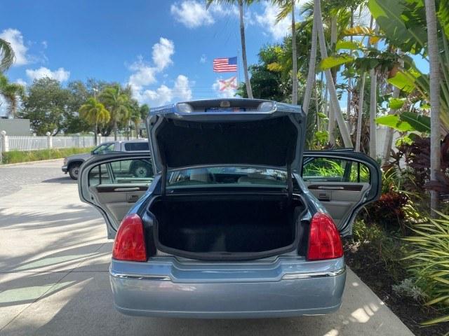 2006 Light Ice Blue Metallic /Camel Lincoln Town Car Signature LOW MILES 21,718 1 OWNER (1LNHM81W16Y) with an 4.6L SOHC EFI V8 Engine engine, Automatic transmission, located at 4701 North Dixie Hwy, Pompano Beach, FL, 33064, (954) 422-2889, 26.240938, -80.123474 - OUR WEBPAGE FLORIDACARS1.COM HAS OVER 100 PHOTOS AND FREE CARFAX LINK 2006 Lincoln Town Car Signature 1 OWNER Sedan 4 DR 4.6L V8 F OHV Gasoline 25 MPG Rear Wheel Drive Features ABS Brakes Air Conditioning Alloy Wheels AM/FM Stereo Automatic Transmission CD Audio Cruise Control Leather Seats Power Lo- Photo#15