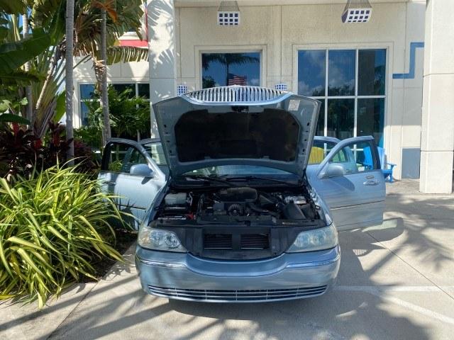 2006 Light Ice Blue Metallic /Camel Lincoln Town Car Signature LOW MILES 21,718 1 OWNER (1LNHM81W16Y) with an 4.6L SOHC EFI V8 Engine engine, Automatic transmission, located at 4701 North Dixie Hwy, Pompano Beach, FL, 33064, (954) 422-2889, 26.240938, -80.123474 - OUR WEBPAGE FLORIDACARS1.COM HAS OVER 100 PHOTOS AND FREE CARFAX LINK 2006 Lincoln Town Car Signature 1 OWNER Sedan 4 DR 4.6L V8 F OHV Gasoline 25 MPG Rear Wheel Drive Features ABS Brakes Air Conditioning Alloy Wheels AM/FM Stereo Automatic Transmission CD Audio Cruise Control Leather Seats Power Lo- Photo#16