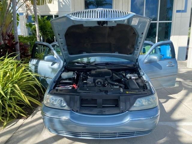 2006 Light Ice Blue Metallic /Camel Lincoln Town Car Signature LOW MILES 21,718 1 OWNER (1LNHM81W16Y) with an 4.6L SOHC EFI V8 Engine engine, Automatic transmission, located at 4701 North Dixie Hwy, Pompano Beach, FL, 33064, (954) 422-2889, 26.240938, -80.123474 - OUR WEBPAGE FLORIDACARS1.COM HAS OVER 100 PHOTOS AND FREE CARFAX LINK 2006 Lincoln Town Car Signature 1 OWNER Sedan 4 DR 4.6L V8 F OHV Gasoline 25 MPG Rear Wheel Drive Features ABS Brakes Air Conditioning Alloy Wheels AM/FM Stereo Automatic Transmission CD Audio Cruise Control Leather Seats Power Lo- Photo#17
